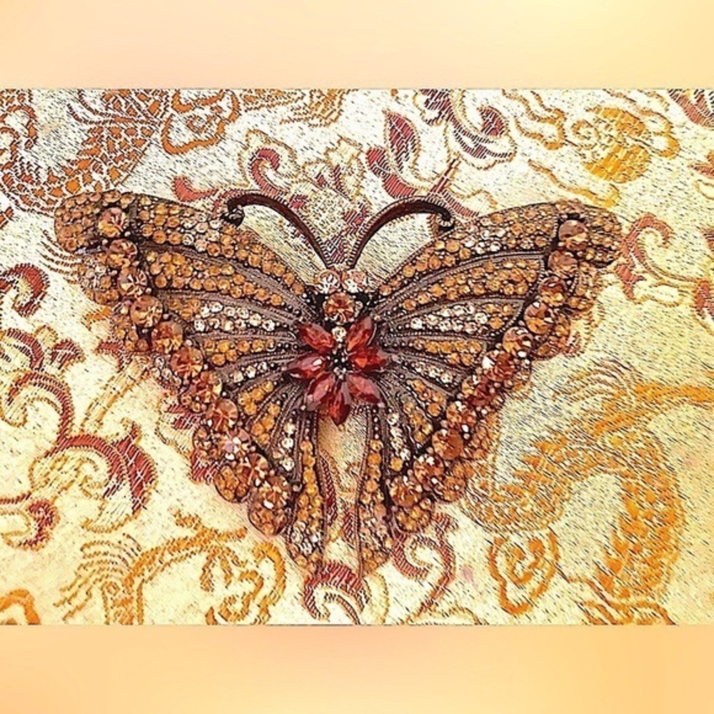 🦋Vintage butterfly brooch, antique brass  finish w/amber color cubic zirconias